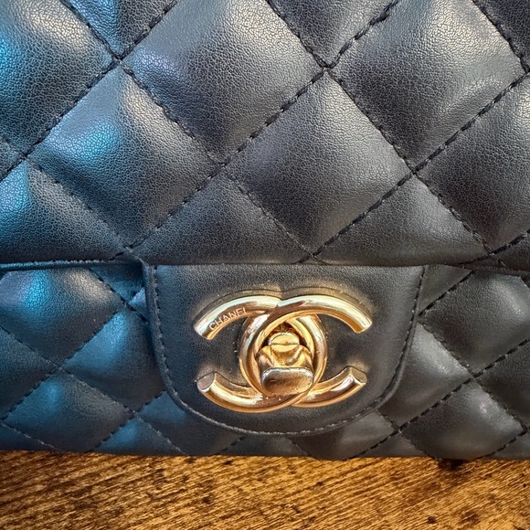 Chic Black Quilted Shoulder Bag with Gold Accents - Picture 2 of 5